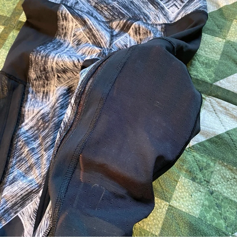 Lululemon Hot To Street‎ Crop Legging Size 6 Black White Tight Fit Yoga